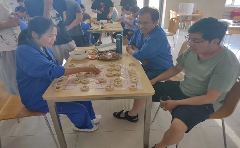 隴神戎發(fā)組織駐廠職工舉辦棋牌比賽活動(dòng)并慰問(wèn)全體駐廠人員