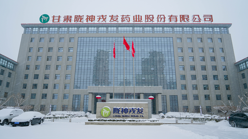 聞雪而動(dòng)為暢通，掃雪除冰保安全