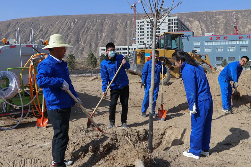 【“三抓三促”進(jìn)行時】“植初心、種未來、栽種希望，與隴神戎發(fā)共成長”——隴神戎發(fā)組織開展植樹活動